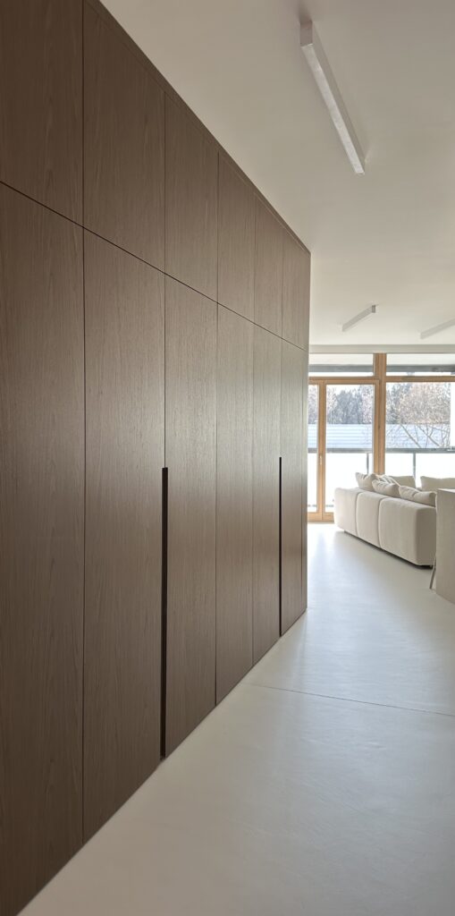 Drewniana zabudowa stolarska w aranżacji wnętrza premium