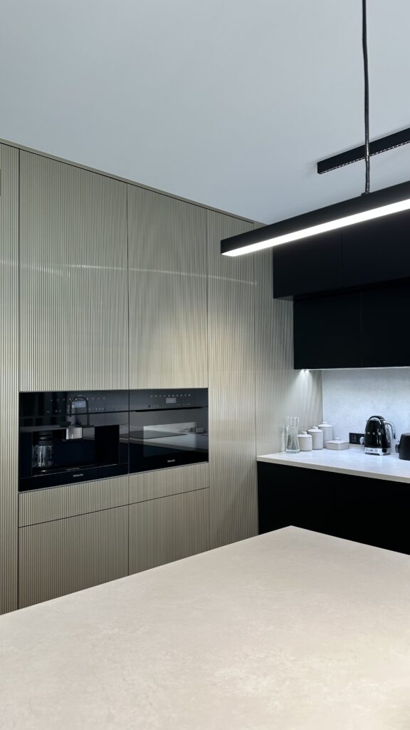 Nowoczesna kuchnia premium z zabudową stolarską i czarnymi frontami