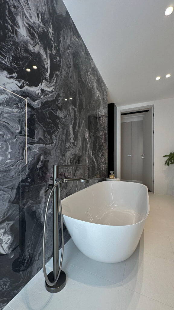 Nowoczesna aranżacja łazienki z marmurową okładziną ścienną